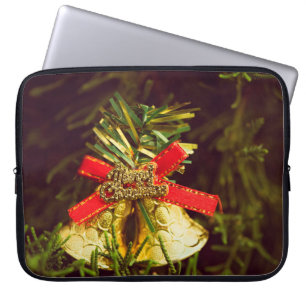 Weihnachtsdekoration mit Weihnachtsbaum-Hintergrun Laptopschutzhülle