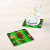 Weihnachtsdekorationen auf Grün Rechteckiger Pappuntersetzer (Vor Ort)