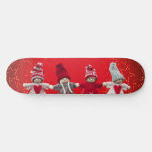 Weihnachtsdekorationen auf rotem Hintergrund Skateboard (Horizontal)
