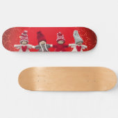 Weihnachtsdekorationen auf rotem Hintergrund Skateboard (Horizontal)