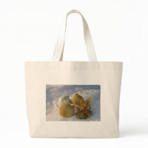 Weihnachtsdekorationen im Schnee