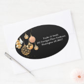 Weihnachtsdekorationen im schwarzen Hintergrund Ovaler Aufkleber (Umschlag)