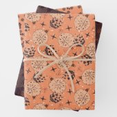 Weihnachtsdekorationen, Sterne, Kegel, Vögel auf Geschenkpapier Set (Beispiel)