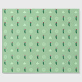 Weihnachtsdillgurke, die eine Weihnachtsmannmütze Geschenkpapier (Flach)