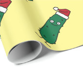 Weihnachtsdillgurke, die eine Weihnachtsmannmütze Geschenkpapier (Rolleneckpunkt)