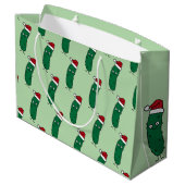 Weihnachtsdillgurke mit einem Weihnachtsmannhut Große Geschenktüte (Rückseite Schrägansicht)