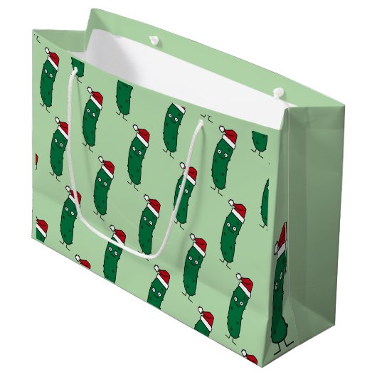 Weihnachtsdillgurke mit einem Weihnachtsmannhut Große Geschenktüte (Vorderseite Schrägansicht)