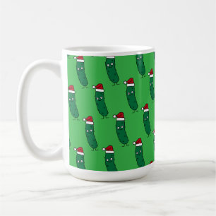 Weihnachtsdillgurke mit einem Weihnachtsmannhut Kaffeetasse