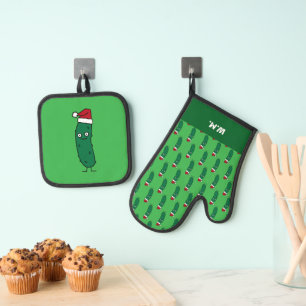 Weihnachtsdillgurke mit einem Weihnachtsmannhut Ofenhandschuh & Topflappen-Set