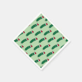 Weihnachtsdillgurke mit einem Weihnachtsmannhut Serviette (Ecke)