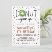 WeihnachtsDonut wird zum Geburtstag eingeladen Einladung (Stehend Vorderseite)