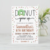 WeihnachtsDonut wird zum Geburtstag eingeladen Einladung (Stehend Vorderseite)