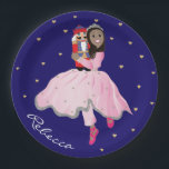 Weihnachtsdunkelhaarige Ballerina Clara Papierplat Pappteller<br><div class="desc">Genießen Sie diesen personalisierten "Christmas Nutcracker Ballerina" Teller genau für Ihre Weihnachten schmackhaften Leckereien! Designelemente können bearbeitet und/oder auf andere Zazzle-Produkte übertragen werden. Die Hintergrundfarbe kann geändert werden. Danke, dass ihr angehalten und vorbeigekommen seid! Ihr Geschäft ist sehr geschätzt. Kommentare und Anregungen sind immer willkommen. Frohe Weihnachten! Größe und Stil:...</div>