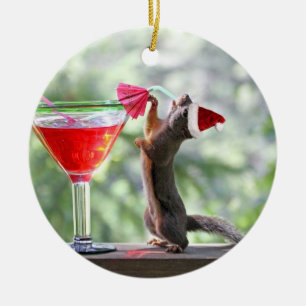 Weihnachtseichhörnchen, das ein Cocktail trinkt Keramik Ornament