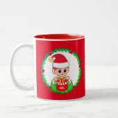 Weihnachtself im Kiefernkranz Zweifarbige Tasse (Links)