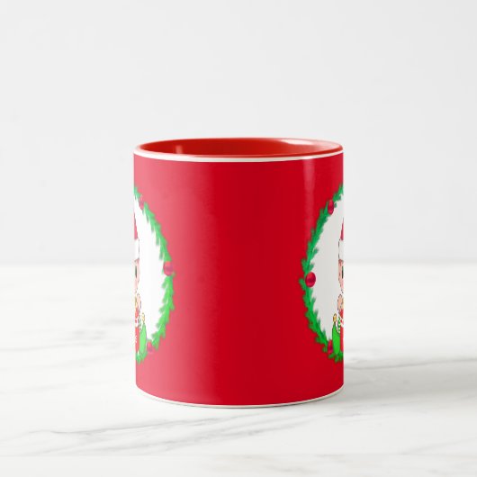 Weihnachtself im Kiefernkranz Zweifarbige Tasse (Mittel)