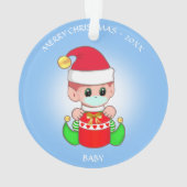 Weihnachtself mit Gesichtsmaske auf hellblau Ornament (Rückseite)