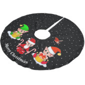 Weihnachtselfen auf Schwarz Polyester Weihnachtsbaumdecke (Schrägansicht)