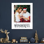 Weihnachtsfamilie Foto Die schönste Zeit Poster<br><div class="desc">Mit diesem Weihnachtsposter erobern Sie die Magie der Saison! Fügen Sie eines Ihrer Lieblingsbilder hinzu und verteilen Sie Feiertagssjubeln mit dem Titel "Es ist die schönste Zeit des Jahres"</div>