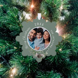 Weihnachtsfamilie Foto-Kiefer Ornament Karte<br><div class="desc">Personalisieren und fügen Sie Ihr eigenes Foto. Ein schöner grüner Hintergrund mit einem Kegel und Kieferngrün. Geben Sie Ihren Familiennamen und das Jahr ein.</div>