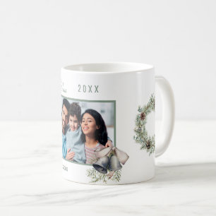 Weihnachtsfamilienfoto Glocken Zapfen Kiefer Kranz Kaffeetasse