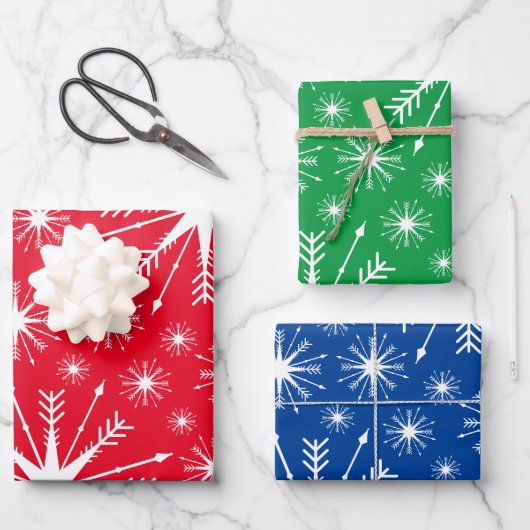 Weihnachtsfarben und Schneeflocken Geschenkpapier Set (Vorderseite)