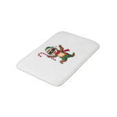 Weihnachtsfaultier-Elf-Peppermint-Candy-Cane-Shirt Badematte (Schrägansicht)