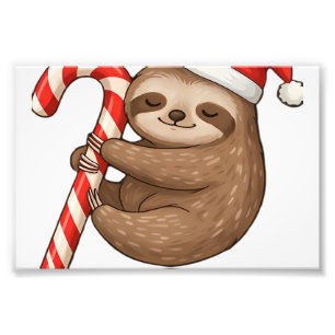 Weihnachtsfaultier umarmt Candy Cane Classic T-Shi Fotodruck