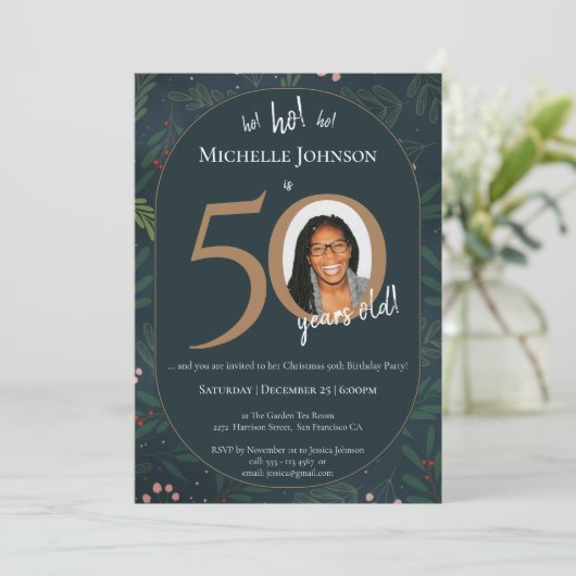 Weihnachtsfeier 50. Geburtstagsparty Einladung (Stehend Vorderseite)