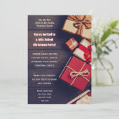 Weihnachtsfeier-Einladung mit Geschenken Einladung (Stehend Vorderseite)