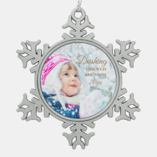 Weihnachtsfeier-Foto mit 'Dashing Through Snow' Schneeflocken Zinn-Ornament