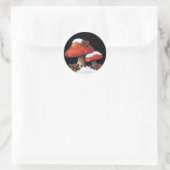 Weihnachtsfeier mit roten Pilzen, Schnee Runder Aufkleber (Tasche)