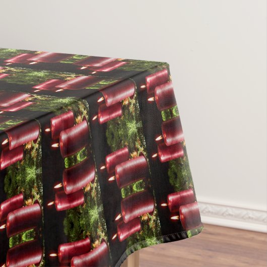 Weihnachtsfeier Rote Kerzen Grüne Blätter Tischdecke (Beispiel)