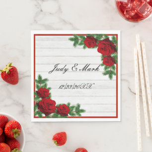 Weihnachtsfeiern mit rote Rosen und Kiefern Serviette
