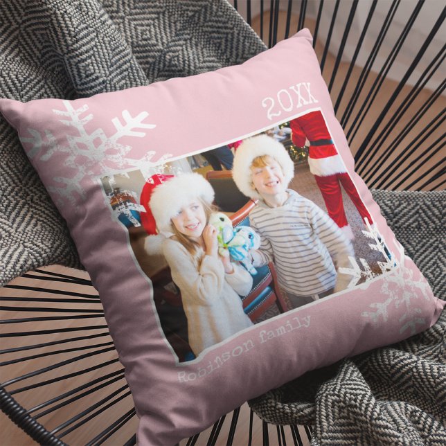 Weihnachtsfeiertag Foto Schneeflocken Rosa Kissen (Rustic snowflake family holiday keepsake photo pillow perfect for decorate your home.)