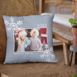 Weihnachtsfeiertag Foto Snowflakes Dusty Blue Kissen<br><div class="desc">Foto Kissen mit Hintergrund und beängstigenden Schneeflocken.</div>