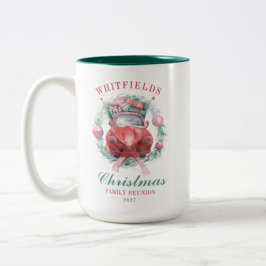 Weihnachtsfeiertag im Roten Auto - Feiertag Zweifarbige Tasse (Links)
