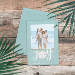 Weihnachtsfeiertag Joy Foto Simple Trendy Beach Feiertagskarte<br><div class="desc">Dieses Design bietet Weihnachtsfeiertage moderne Weihnachtsferien Freude an einem modernen,  nautischen Strand tropischen Foto,  Familienbild 1 ein türkisfarben,  und Dollarküste tropischen Ozean,  Meeresleben türkis aquamarin,  trendige stilvolle,  einzigartige Typografie-Text,  whimsical Kalligraphie Drehbuch-Schriftart,  moderne Urlaubsinsel minimalistisch,  Weihnachts-Foto Gruhause Grußkarten,  Weihnachten Gruhen Sprichwort Zitat Zitat</div>