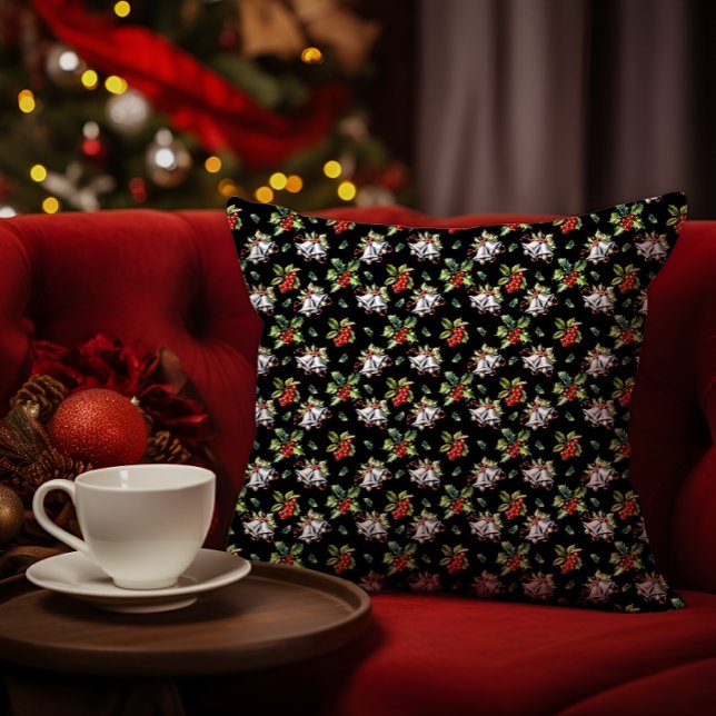 Weihnachtsfeiertag Silberglocken und Holly Kissen (Vintage Christmas Holiday Silver Bells, Holly and Berries Black Throw Pillow)