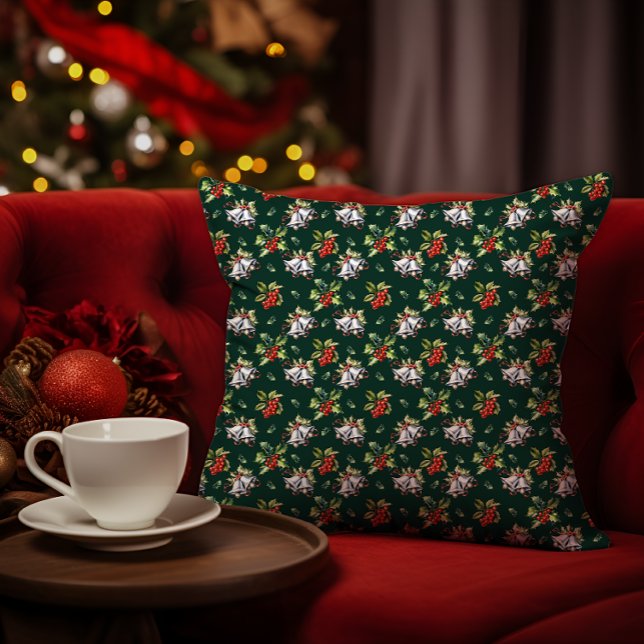 Weihnachtsfeiertag Silberglocken und Holly Kissen (Vintage Christmas Holiday Silver Bells, Holly and Berries Dark Green Throw Pillow)