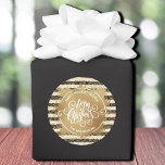 Weihnachtsfeiertage Gold Runder Aufkleber<br><div class="desc">Frohe Weihnachten in schick weißer Schrift auf einem Pflückchen Goldfolie,  diese runden Aufkleber sind personalisiert mit Sweet Holiday Wishs und Ihr Familienname in schicker Schrift auf einem goldenen Knick über schwarz-weiße Streifen. PASSEN Sie Teller,  Servietten und weitere Designs in unserem Shop.</div>