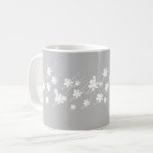 Weihnachtsfeiertage Schneeflocken Muster grau weiß Kaffeetasse (Vorderseite Links)