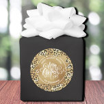 Weihnachtsfest Feiertag BackLeopard Runder Aufkleber<br><div class="desc">Frohe Weihnachten in schick weißer Schrift auf einem Pflückchen Goldfolie,  diese runden Aufkleber sind personalisiert mit Sweet Holiday Wishs und Ihrem Familiennamen in schicker Schrift auf einem goldenen Knick über wilden Leopardendruck. PASSEN Sie Teller,  Servietten und weitere Designs in unserem Shop.</div>
