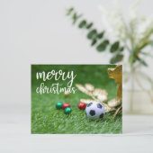 Weihnachtsfest im Fußball mit Ball auf grünem Gras Postkarte (Stehend Vorderseite)