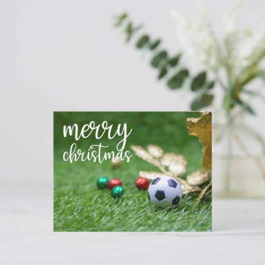Weihnachtsfest im Fußball mit Ball auf grünem Gras Postkarte (Stehend Vorderseite)
