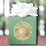 Weihnachtsfest Runder Aufkleber<br><div class="desc">Frohe Weihnachten in schick weißer Schrift auf einem Pflückchen Goldfolie,  diese runden Aufkleber sind personalisiert mit Sweet Holiday Wishs und Ihr Familienname in schicker Schrift auf einem goldenen Knick über grüne Pinselstriche. PASSEN Sie Teller,  Servietten und weitere Designs in unserem Shop.</div>