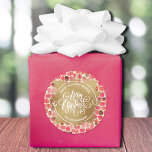 Weihnachtsfest Runder Aufkleber<br><div class="desc">Frohe Weihnachten in schick weißer Schrift auf einem Schlag Imitat Goldfolie,  diese runden Aufkleber sind personalisiert mit Sweet Holiday Wishs und Ihr Familienname in schicken Schriften auf einem goldenen Knick über Rosa bis zu kranberroten Pinselstrichen. PASSEN Sie Teller,  Servietten und weitere Designs in unserem Shop.</div>