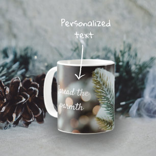 Weihnachtsfichtenzweig und Winterlichter Kaffeetasse