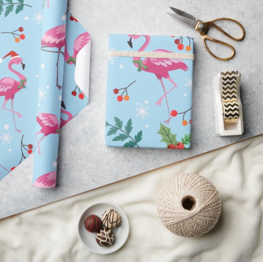 Weihnachtsflamingos und Stechpalme auf blauem Must Geschenkpapier (Kunsthandwerk)