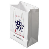 Weihnachtsflugzeug Snowflake Foto Funny Aviation Mittlere Geschenktüte (Vorderseite Schrägansicht)